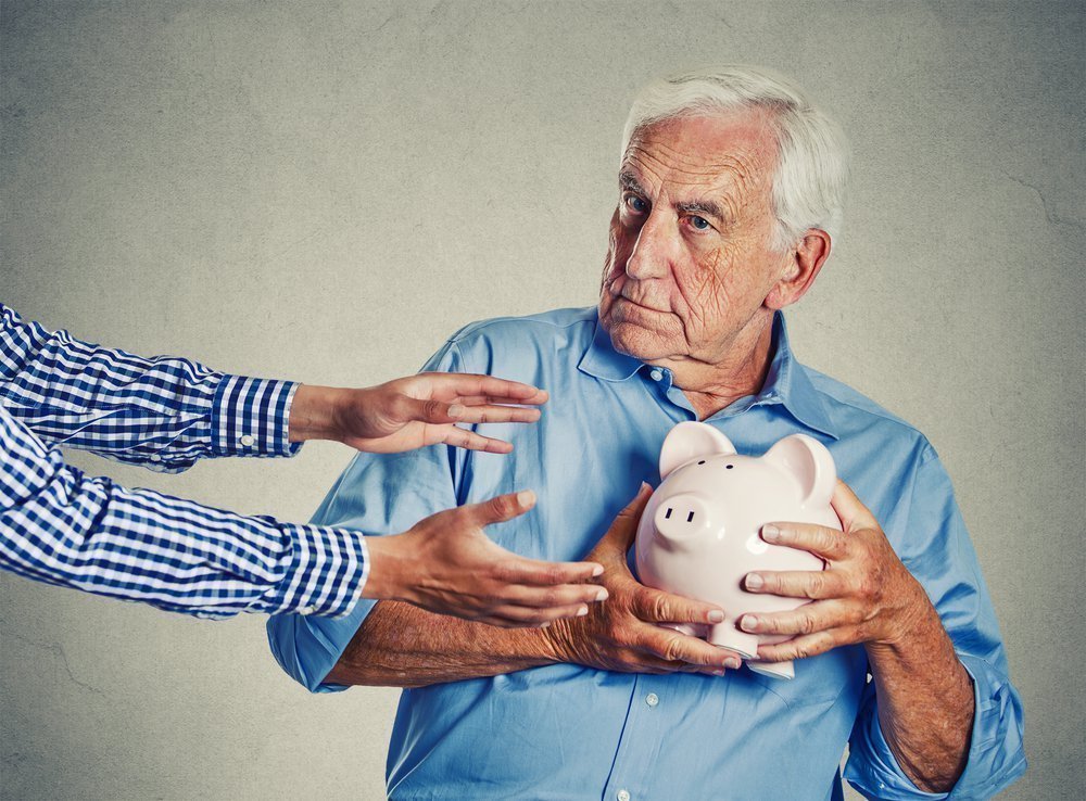 Пенсионерам с минимальными доходами нужно разрешить внесудебное банкротство - член СФ